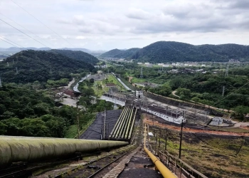 Gasoduto Subida da Serra vai impactar de imediato em 6% nas tarifas da NTS, calcula FGV. Na imagem: Gasoduto Subida da Serra, da Comgás. Rede de dutos para transporte de gás natural em área íngreme próxima a centro urbano paulista (Foto: Sima/SP)