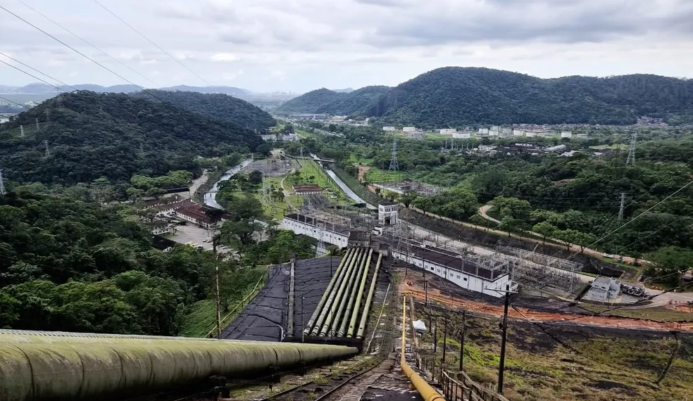 Gasoduto Subida da Serra vai impactar de imediato em 6% nas tarifas da NTS, calcula FGV. Na imagem: Gasoduto Subida da Serra, da Comgás. Rede de dutos para transporte de gás natural em área íngreme próxima a centro urbano paulista (Foto: Sima/SP)