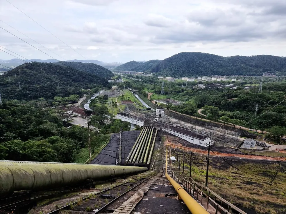 Gasoduto Subida da Serra vai impactar de imediato em 6% nas tarifas da NTS, calcula FGV. Na imagem: Gasoduto Subida da Serra, da Comgás. Rede de dutos para transporte de gás natural em área íngreme próxima a centro urbano paulista (Foto: Sima/SP)