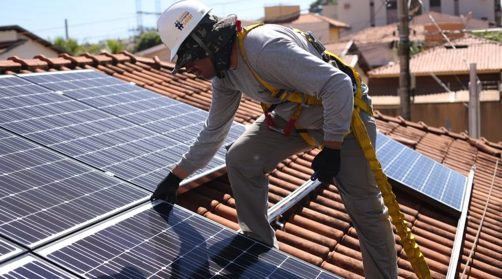 Quais estados onde vale mais a pena gerar a própria energia solar; veja o mapa da agência epbr. Na imagem: Trabalhador instala sistema fotovoltaico sobre o telhado de uma casa (Foto: Divulgação BlueSol)