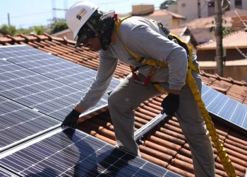 Quais estados onde vale mais a pena gerar a própria energia solar; veja o mapa da agência epbr. Na imagem: Trabalhador instala sistema fotovoltaico sobre o telhado de uma casa (Foto: Divulgação BlueSol)