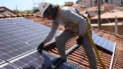 Quais estados onde vale mais a pena gerar a própria energia solar; veja o mapa da agência epbr. Na imagem: Trabalhador instala sistema fotovoltaico sobre o telhado de uma casa (Foto: Divulgação BlueSol)