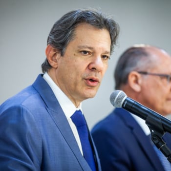 Ministros da Fazenda, Fernando Haddad, e do e Desenvolvimento, Indústria, Comércio e Serviços, Geraldo Alckmin, anunciam programa de subvenção para veículos, em 5/6/2023 (Foto: Diogo Zacarias/Ministério da Fazenda)