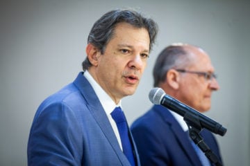 Ministros da Fazenda, Fernando Haddad, e do e Desenvolvimento, Indústria, Comércio e Serviços, Geraldo Alckmin, anunciam programa de subvenção para veículos, em 5/6/2023 (Foto: Diogo Zacarias/Ministério da Fazenda)