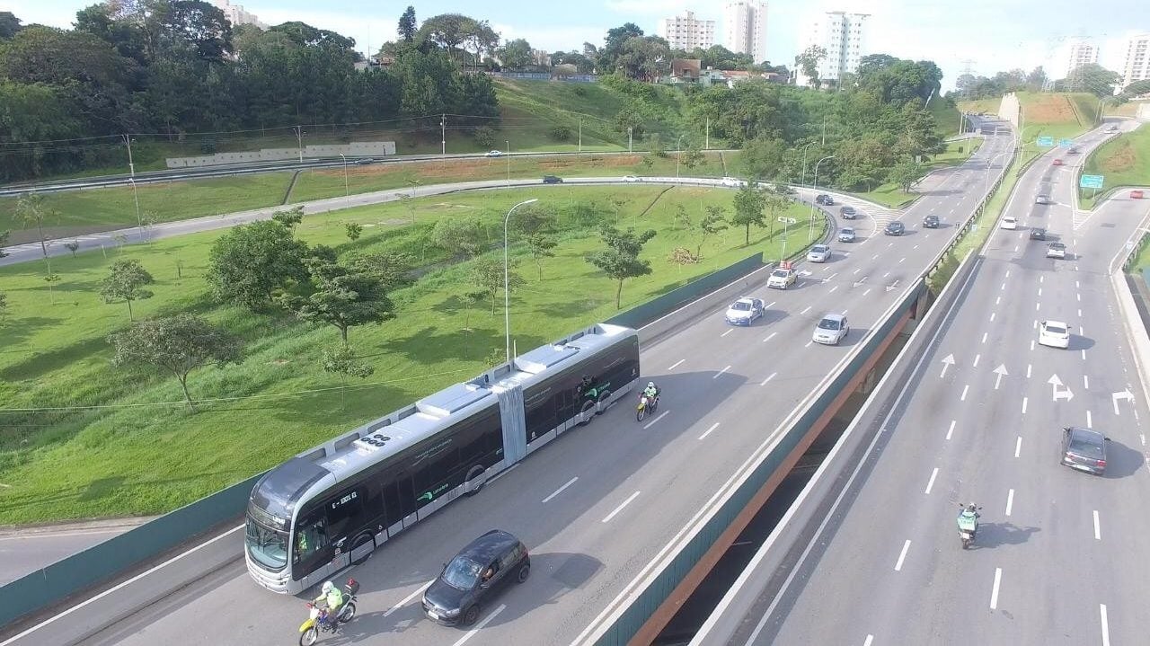 Eletrificação do transporte público no Brasil  já se paga, diz diretora do BNDES Luciana Costa. Na imagem: Ônibus articulado elétrico de São José dos Campos (SP) na Linha Verde, primeiro corredor 100% elétrico do país (Foto: Anderson Paguá/Prefeitura de SJC)