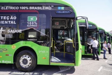 Títulos verdes podem financiar eletrificação do transporte público e energias renováveis com investimentos internacionais. Na imagem: Ônibus elétricos produzidos pela brasileira Eletra, com baterias da WEG e carrocerias da Caio, também nacionais (Foto: Divulgação)