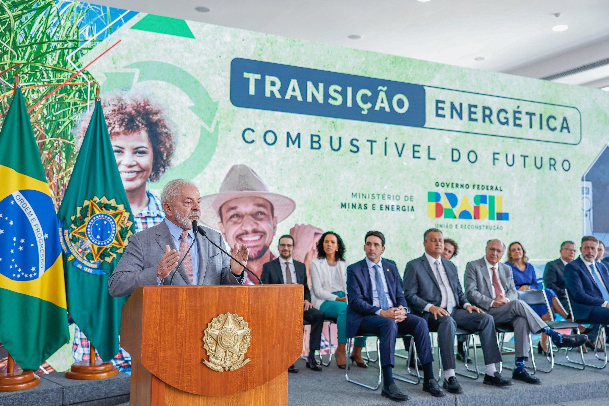 Lula (PT) confirma apoio à antecipação do aumento da mistura obrigatória de biodiesel. Na imagem: Presidente Lula (PT) discursa durante cerimônia de assinatura do PL Combustível do Futuro, no Palácio do Planalto em Brasília, em 14/9/23 (Foto: Ricardo Stuckert/PR)