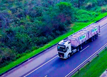 Entenda principais questões das discussões sobre gasodutos virtuais na ANP. Na imagem: Vista aérea de arreta carregada com cilindros, na cor rosa, para transporte de gás natural comprimido (GNC) da NEOGás (Foto: Cortesia/NEOGás)