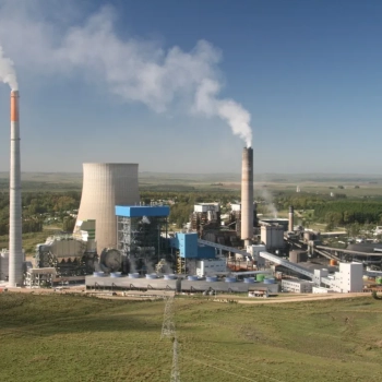 Vista das instalações da termelétrica a carvão mineral Candiota (RS), com capacidade instalada de 350 MW, com chaminés emitindo fumaça poluente na atmosfera (Foto Eduardo Tavares/PAC)