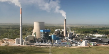 Vista das instalações da termelétrica a carvão mineral Candiota (RS), com capacidade instalada de 350 MW, com chaminés emitindo fumaça poluente na atmosfera (Foto Eduardo Tavares/PAC)