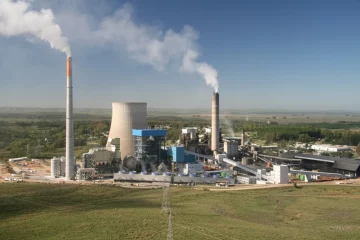 Vista das instalações da termelétrica a carvão mineral Candiota (RS), com capacidade instalada de 350 MW, com chaminés emitindo fumaça poluente na atmosfera (Foto Eduardo Tavares/PAC)