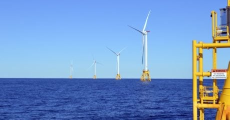 Adição de 8,8 GW de eólica offshore em 2022 teve queda de 58% em relação a 2021 (21,1 GW). Na imagem: Usina eólica offshore na costa dos Estados Unidos; Turbinas brancas enfileiradas em mar azul escuro sob um céu azul claro (Foto: Divulgação Boem)