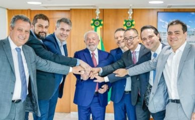 Presidente lula com representantes do governo brasileiro e do setor privado que divulgarão etanol na cúpula do G20, com as mãos para frente umas sobre as outras (Foto: Divulgação Unica)