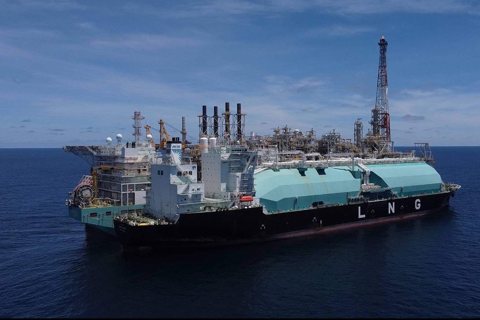 Mercado mundial vive boom de projetos de FLNG (liquefação embarcada), destaca Wood Mackenzie. Na imagem: FLNG Satu, 1º projeto de liquefação embarcada da Petronas no Congo (Foto: Divulgação Petronas)