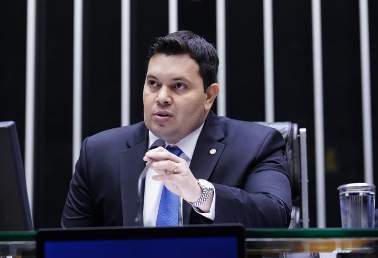 Projeto de lei para incentivar uso de veículos elétricos, e estabelece a Política Nacional de Mobilidade Elétrica, passa em comissão da Câmara. Na imagem: Deputado Acácio Favacho (MDB/AP) recomendou aprovação da proposta (Foto: Pablo Valadares/Agência Câmara)