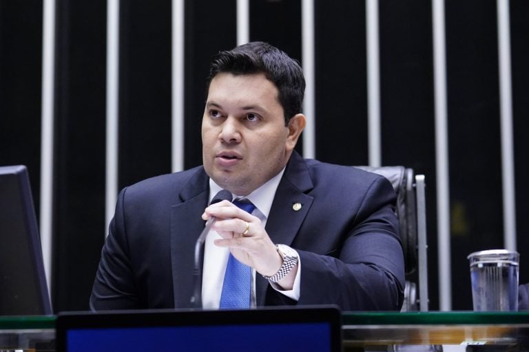 Projeto de lei para incentivar uso de veículos elétricos, e estabelece a Política Nacional de Mobilidade Elétrica, passa em comissão da Câmara. Na imagem: Deputado Acácio Favacho (MDB/AP) recomendou aprovação da proposta (Foto: Pablo Valadares/Agência Câmara)