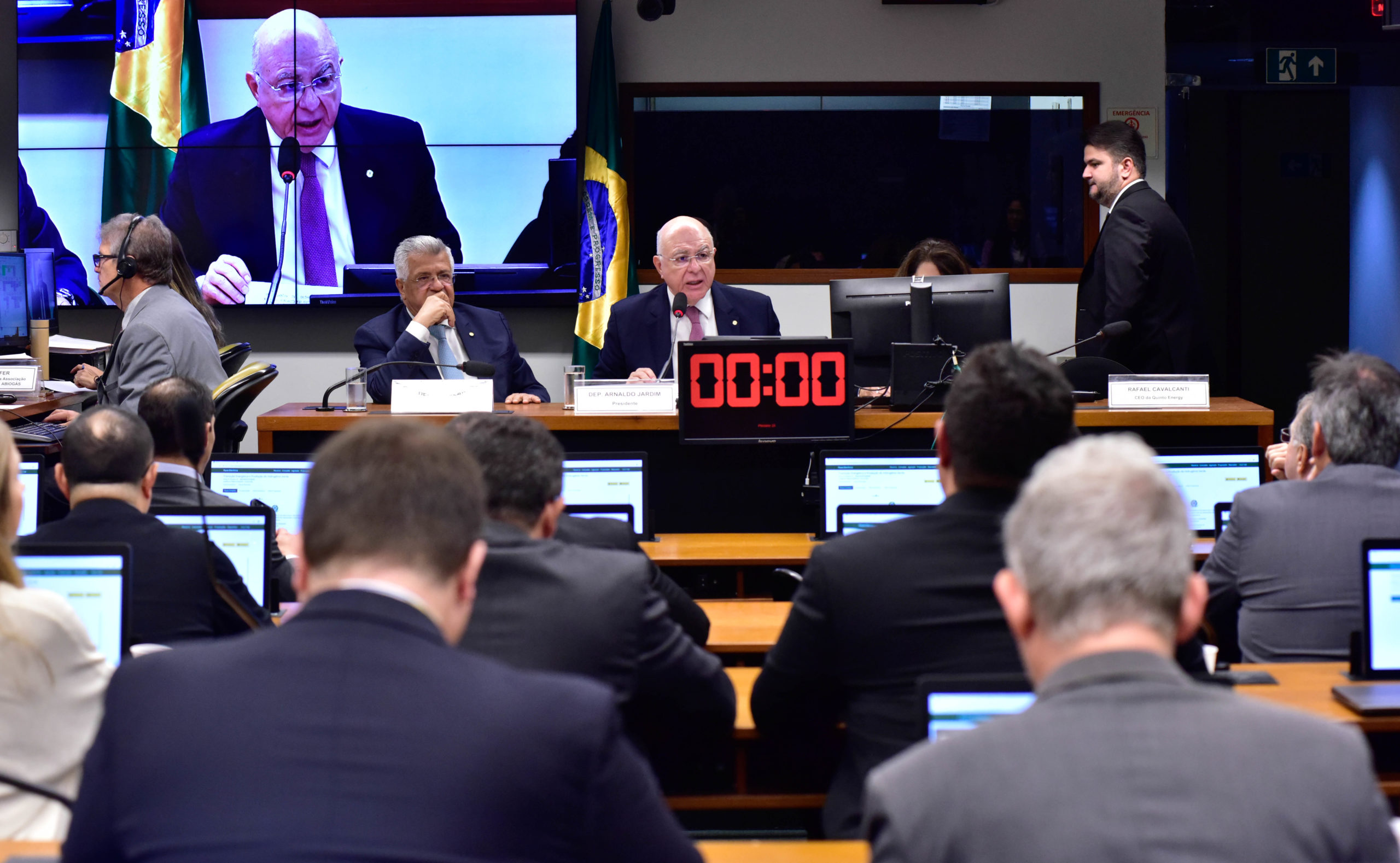 Brasil importa fertilizantes com intensa pegada de carbono, critica vice-presidente da Yara, Daniel Hubner. Na imagem: Audiência na comissão especial de transição energética da Câmara dos Deputados, em 5/9/2023 (Foto: Zeca Ribeiro/Câmara dos Deputados)