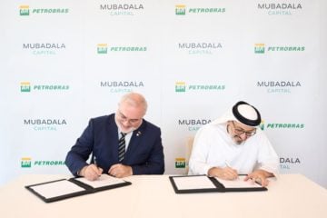 Petrobras assina acordo com Mubadala, controlador da Acelen, dona da refinaria de Mataripe, na Bahia. Na imagem: Presidente Jean Paul Prates e o vice-CEO do grupo Mubadala, Waleed Al Mokarrab Al Muhairi, assinam memorando de entendimentos em Abu Dhabi (Foto: Divulgação)