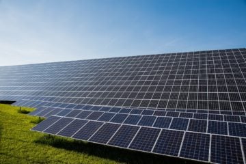 Atiaia Renováveis anuncia compra de dois parques solares fotovoltaicos na Bahia. Na imagem: Usina solar fotovoltaica (Foto: Pixabay)