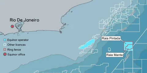 Mapa com a localização, marcada em azul, dos blocos de petróleo e gás operados pela Equinor no projeto de Raia (BM-C-33), na bacia de Campos, que teve sua comercialidade declarada em setembro de 2023 (Imagem: Divulgação)