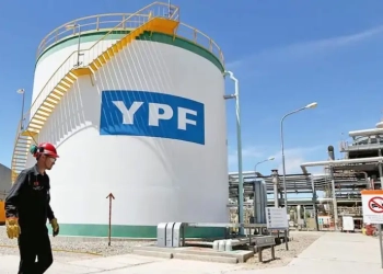 Governo da Argentina deverá pagar US$ 16 bilhões a fundo abutre para nacionalizar YPF, decide Justiça dos EUA. Na imagem: Grande tanque de armazenamento branco com a inscrição "YFP", em azul, da petroleira estatal argentina YPF (Foto: Divulgação)