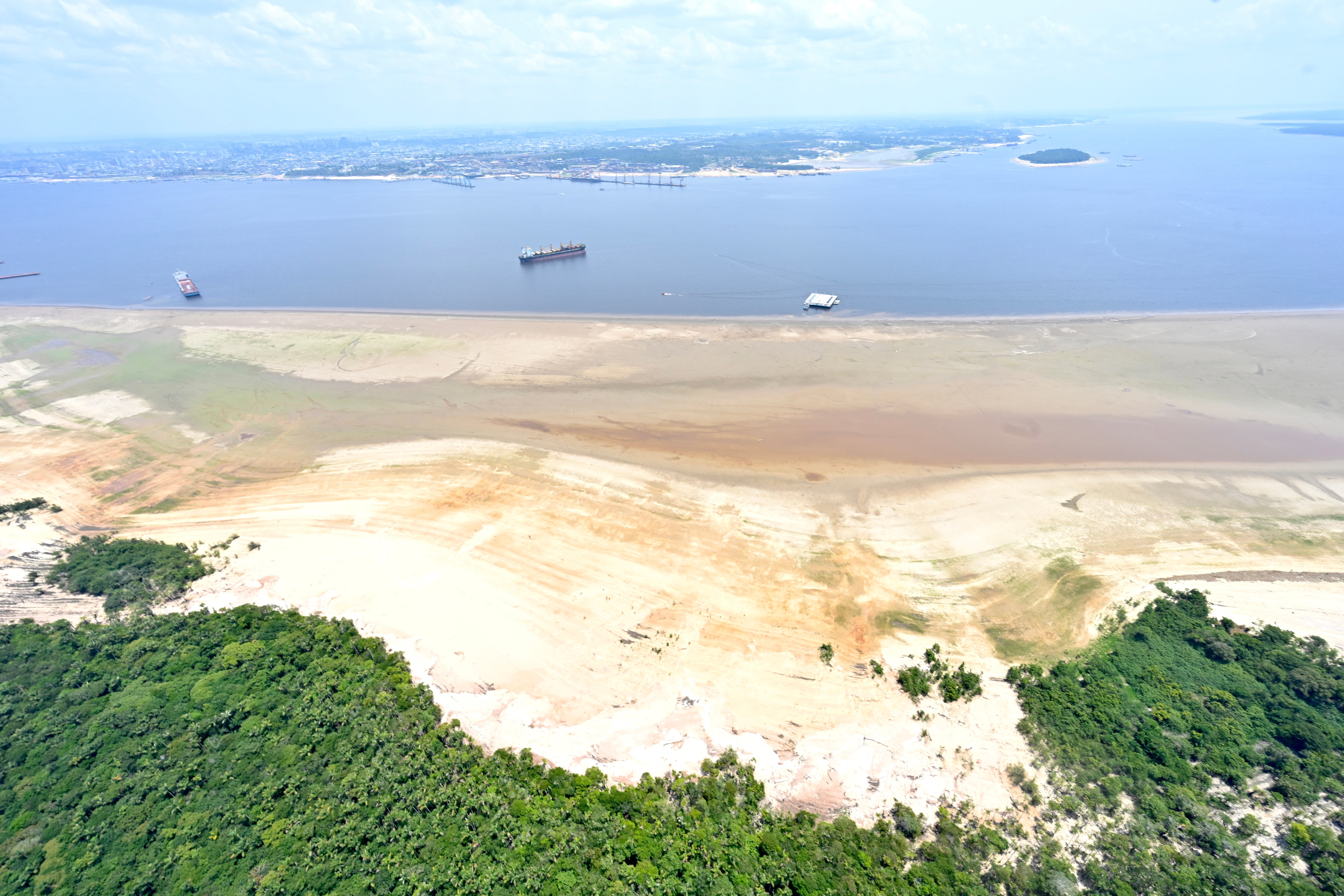 Setembro quebra novo recorde de calor e pode ser o mês mais quente já registrado, diz OMM. Na imagem: Áreas atingidas por forte estiagem na região de Catalão, em Manaus (AM), registradas durante a visita do vice-presidente Geraldo Alckmin, em 4/10/2023 (Foto: Cadu Gomes/VPR)