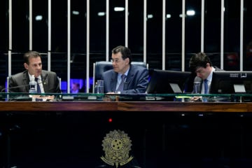 Eduardo Braga (MDB/AM), ao centro, preside debate sobre a reforma tributária no Senado Federal, em 28/9/2023 (Foto: Pedro França/Agência Senado)