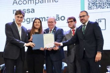 Hugo Figueirêdo, presidente do CIPP, junto com executivos, lado a lado, seguram placa com documento que concede licença ambiental prévia para o hub de hidrogênio verde do Porto do Pecém (Foto: Ascom Complexo do Pecém)