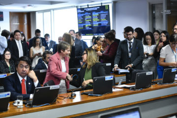 Senado aprova PL do mercado regulado de carbono com emendas do agronegócio. Na imagem: Senadora Tereza Cristina (PP/MS) e Leila Barros (PDT/DF) se cumprimentam com aperto de mãos na CMA (Comissão de Meio Ambiente), do Senado (Foto: Geraldo Magela/Agência Senado)