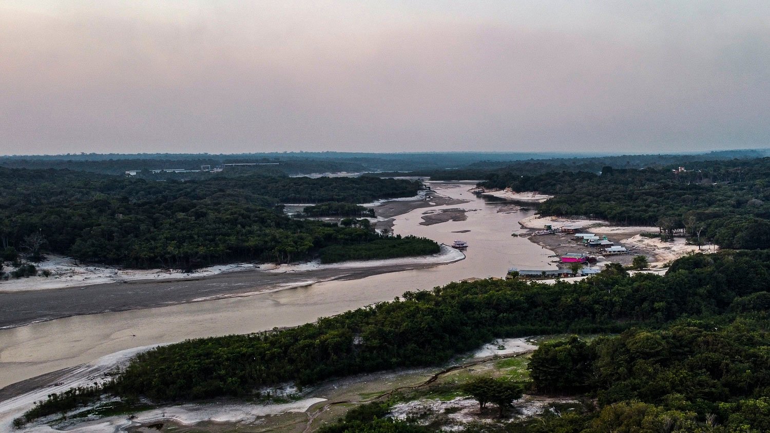 Crise climática pode agravar crise hídrica e deixar mais de cinco bilhões de pessoas sem água até 2050. Na imagem: Seca vista do Porto Balneário da Prainha no rio Tarumã-Açu, em Manaus (AM), em registro de 8/10/2023 (Foto: Juliana Pesqueira/Amazônia Real)