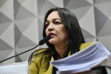 Relatora da CPMI do 8 de Janeiro, senadora Eliziane Gama (PSD/MA), lê relatório final da Comissão, que conclui que ataques torres de transmissão faziam parte de um movimento articulado com atos golpistas na sede dos Três Poderes, no DF (Foto: Geraldo Magela/Agência Senado)