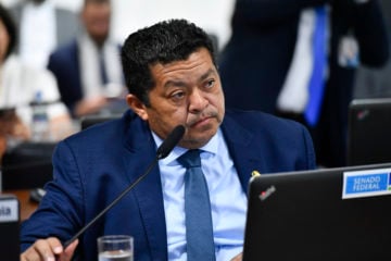 CMA aprova requerimento do senador Beto Faro (PT/PA) pedindo audiência para debater apuração de práticas fraudulentas no mercado voluntário de carbono. Na imagem: Senador Beto Faro (PT/PA) durante audiência pública da CMA, no Senado (Foto: Geraldo Magela/Agência Senado)