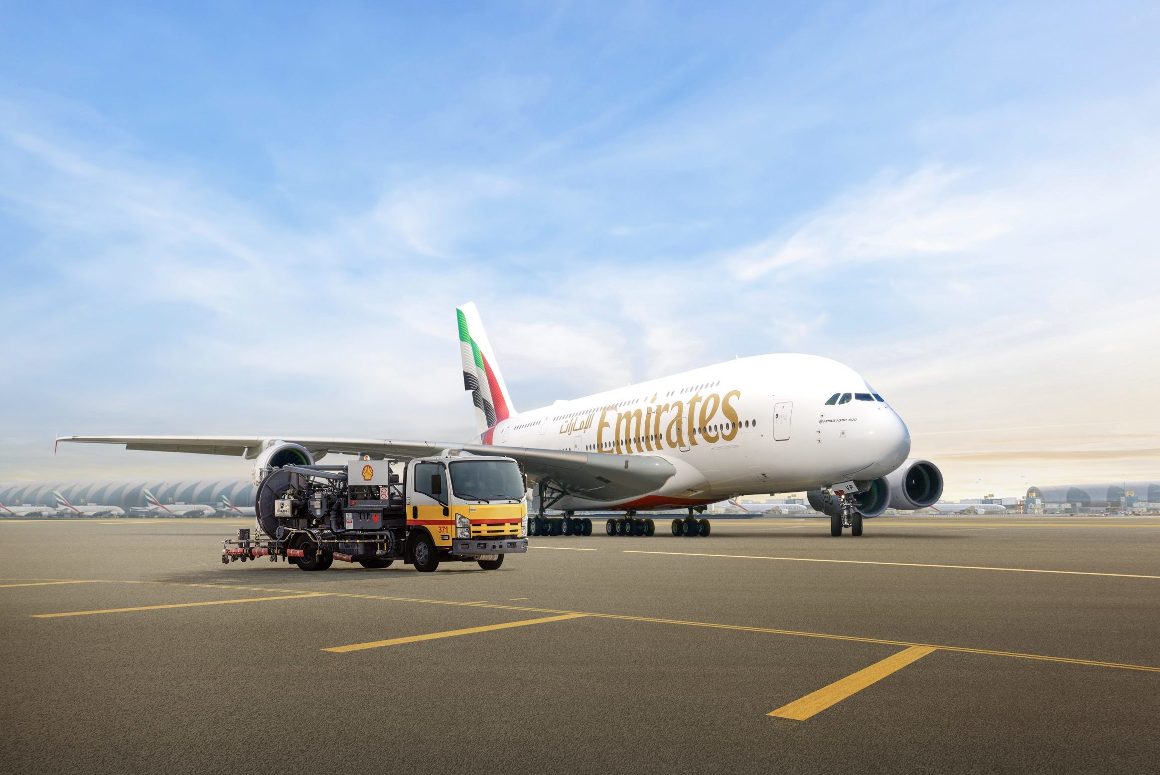 Shell fecha acordo para fornecer SAF para hub da Emirates em Dubai. Na imagem: Aeronave da Emirates, em seu hub em Dubai, sendo abastecida por caminhão tanque com combustível de aviação fornecido pela Shell Aviation (Foto: Divulgação)