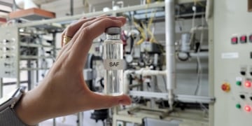 Hidrogênio limpo, de baixo carbono, mais barato ajudará a segurar os custos na aviação. Na imagem: Amostra do SAF em desenvolvimento em planta piloto no ISI-ER (Senai/RN) para produção de combustível sustentável de aviação, utilizando hidrogênio verde da glicerina – subproduto do biodiesel (Foto: Renata Moura)