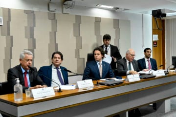 Audiência da FPRNE do Senado para debater o hidrogênio como fonte de energia, em 14/6/23. À mesa: Rodrigo Rollemberg, Cid Gomes, Vital do Rêgo, Arnaldo Jardim e Thiago Barral (Foto: Geraldo Magela/Agência Senado)