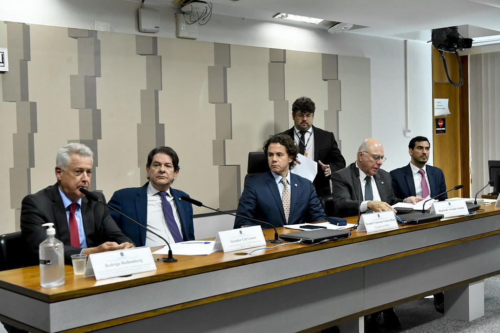 Audiência da FPRNE do Senado para debater o hidrogênio como fonte de energia, em 14/6/23. À mesa: Rodrigo Rollemberg, Cid Gomes, Vital do Rêgo, Arnaldo Jardim e Thiago Barral (Foto: Geraldo Magela/Agência Senado)