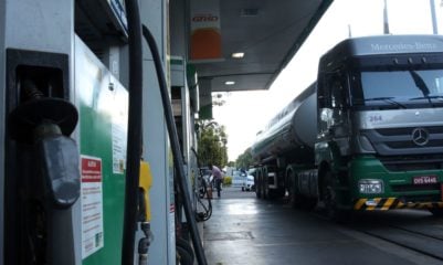 Imposto federal PIS/COFINS sobre o diesel volta a ficar zerado e volta ser cobrado em 1º de janeiro de 2024. Na imagem: Caminhão-tanque abastece posto de combustíveis da Petrobras no Plano Piloto, região central da capital federal (Foto: Marcello Casal Jr/Agência Brasil)