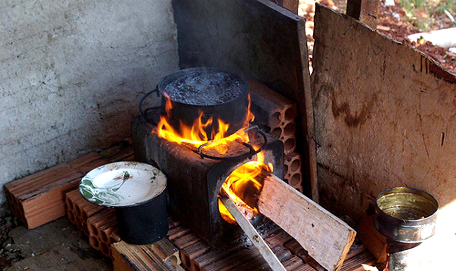 Taxonomia sustentável deve estimular transição energética e redução de emissões de GEE. Na imagem: Fogão a lenha, que volta a ser usado por famílias devido à pobreza energética (Foto: Reprodução)