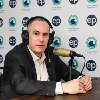 Grandes fusões mostram confiança das petroleiras em preço alto e demanda futura, diz Décio Oddone, presidente da Enauta, em entrevista para o estúdio epbr durante a OTC Brasil 2023, no Rio de Janeiro (Foto: Victor Curi/epbr)