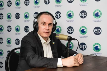 Grandes fusões mostram confiança das petroleiras em preço alto e demanda futura, diz Décio Oddone, presidente da Enauta, em entrevista para o estúdio epbr durante a OTC Brasil 2023, no Rio de Janeiro (Foto: Victor Curi/epbr)