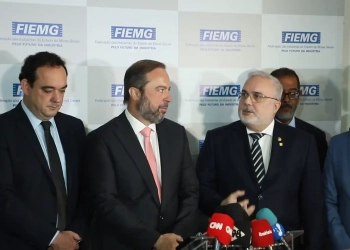 Petrobras investirá R$ 10 bilhões na Refinaria Gabriel Passos (Regap), em Betim (MG). Na imagem: Alexandre Silveira (PSD), de Minas e Energia, e Jean Paul Prates, da Petrobras, falam durante coletiva à imprensa em evento da Fiemg, em 30/10/23 (Foto: Reprodução)