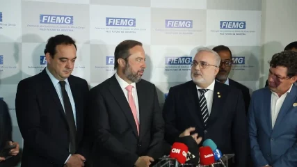 Petrobras investirá R$ 10 bilhões na Refinaria Gabriel Passos (Regap), em Betim (MG). Na imagem: Alexandre Silveira (PSD), de Minas e Energia, e Jean Paul Prates, da Petrobras, falam durante coletiva à imprensa em evento da Fiemg, em 30/10/23 (Foto: Reprodução)