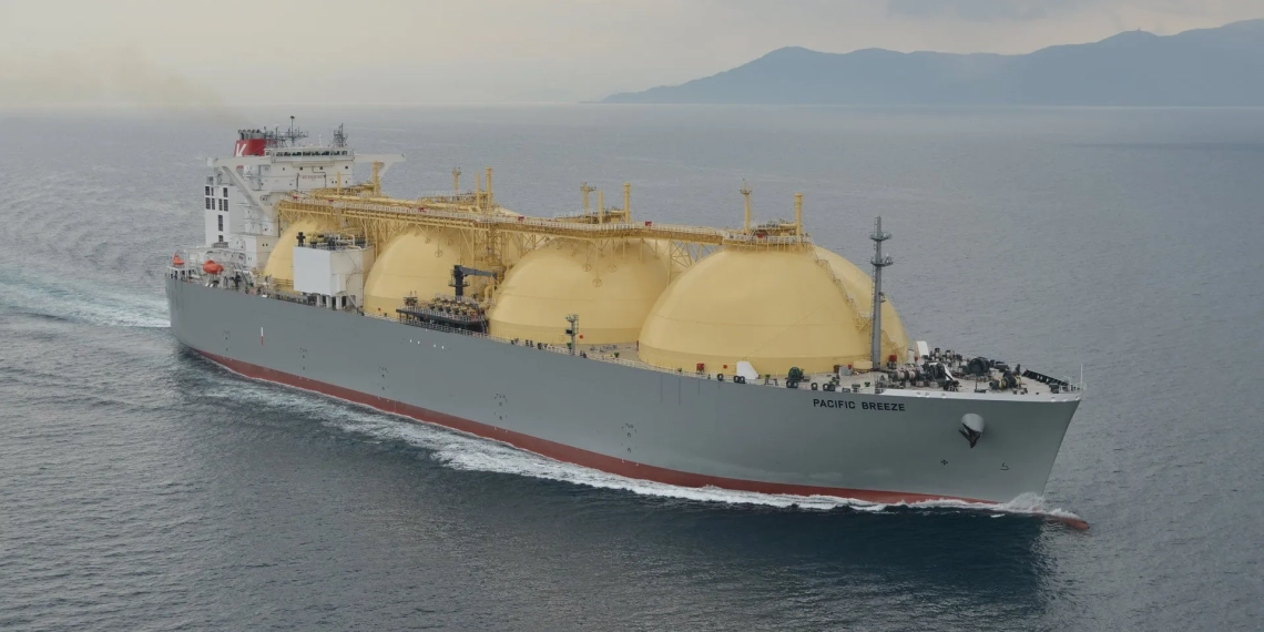 Agência Internacional de Energia (IEA) vê pico de demanda por gás nesta década e alívio nos preços do GNL a partir de 2025. Na imagem: Navio-tanque Pacific Breeze para transporte de GNL (Foto: Inpex)