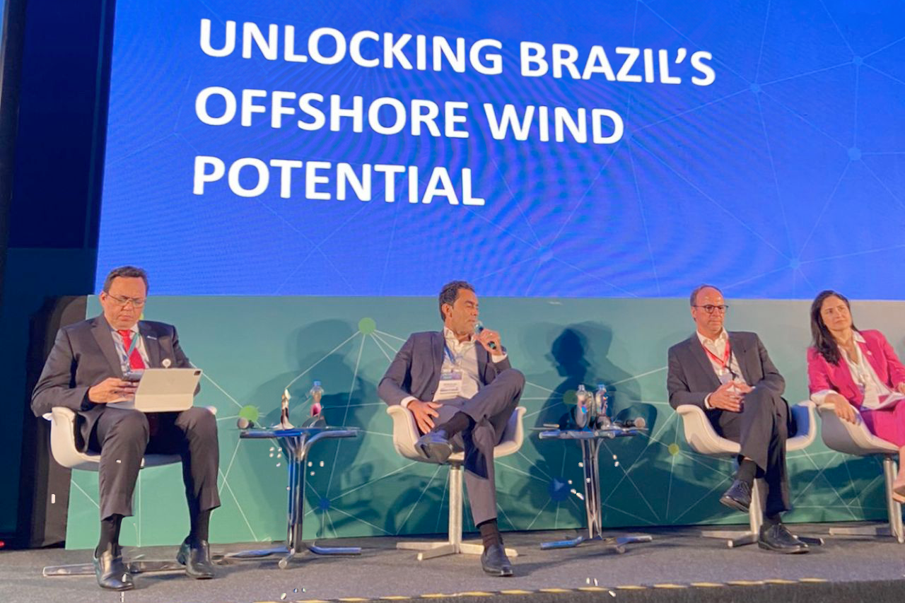 Petrobras apoia critérios de habilitação para leilão de eólicas offshore, afirma gerente de Relacionamento durante o painel Unlocking Brazil’s Offshore Wind Potential, que debateu a criação do mercado de eólicas offshore no Brasil, durante a OTC Brasil 2023, no Rio de Janeiro (Foto: Reprodução)