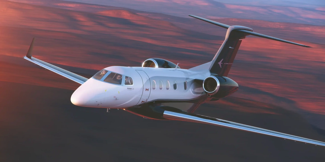 Embraer concluiu com sucesso testes de voo com os jatos executivos Phenom 300E [na foto] e Praetor 600 usando somente combustível sustentável de aviação, SAF, em inglês (Foto: Divulgação Embraer)