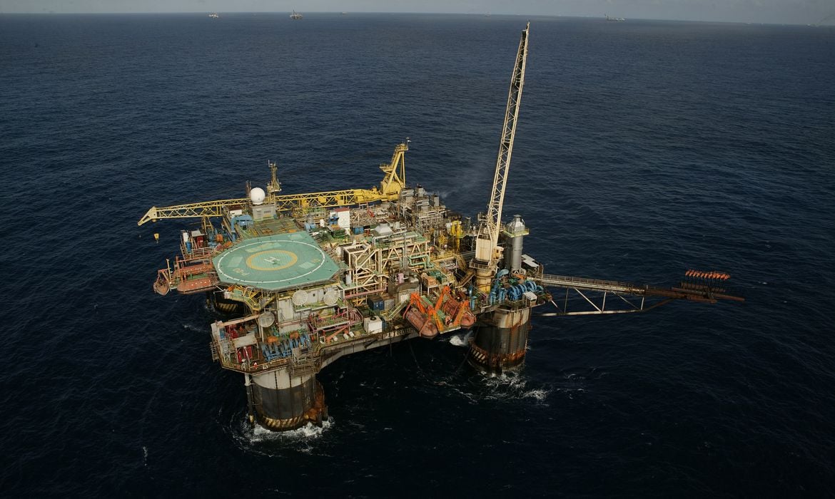 Petrobras vê potencial em águas rasas e profundas da Bacia de Pelotas na oferta permanente da ANP, segundo o diretor Joelson Mendes. Na imagem: Plataforma semi-submersível P-20 da Petrobras, na Bacia de Campos (Foto: Geraldo Falcão/Agência Petrobras)