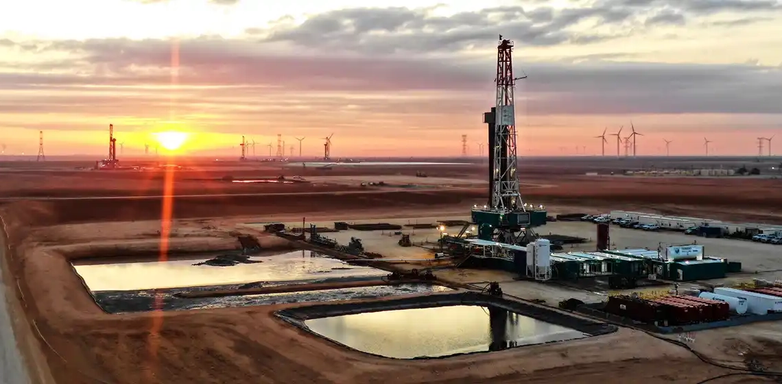 Cinco previsões para o petróleo e gás natural em 2024, segundo a consultoria Wood Mackenzie. Na imagem: Sonda da Pioneer Natural Resources perfura poço de gás não-convencional, o shale gas, na Bacia do Permiano, nos Estados Unidos (Foto: Divulgação)