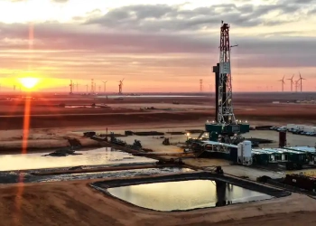 Cinco previsões para o petróleo e gás natural em 2024, segundo a consultoria Wood Mackenzie. Na imagem: Sonda da Pioneer Natural Resources perfura poço de gás não-convencional, o shale gas, na Bacia do Permiano, nos Estados Unidos (Foto: Divulgação)