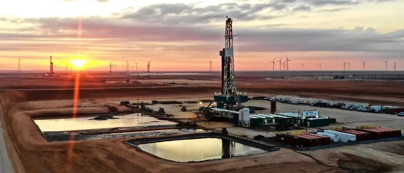 Cinco previsões para o petróleo e gás natural em 2024, segundo a consultoria Wood Mackenzie. Na imagem: Sonda da Pioneer Natural Resources perfura poço de gás não-convencional, o shale gas, na Bacia do Permiano, nos Estados Unidos (Foto: Divulgação)