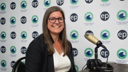 Devolução do bloco Dois Irmãos, pela Petrobras, não afeta planos da bp no pré-sal, diz Shira Paulson, vice-presidente de Subsuperfície da BP para a América Latina, em entrevista ao estúdio epbr durante a OTC Brasil 2023, no Rio de Janeiro (Foto: Victor Curi/epbr)